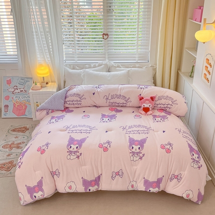 91家纺网 家纺一手货源 找家纺 莱登卡奴 2025春夏款A类针织棉三丽鸥豆豆被大豆被夏被场景1 樱桃库洛米粉紫