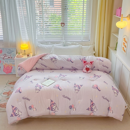 91家纺网 家纺一手货源 找家纺 莱登卡奴 2025春夏款A类针织棉三丽鸥豆豆被大豆被夏被场景1 库洛米的礼物