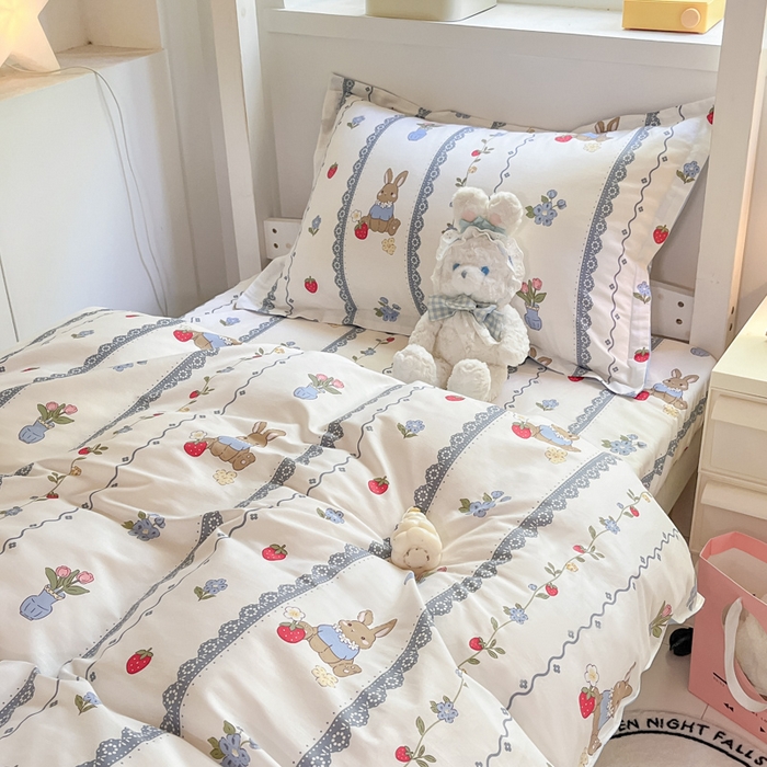 91家纺网 家纺一手货源 找家纺 2024新款全棉印花三件套学生宿舍床三件套上下铺床单被套 草莓花期