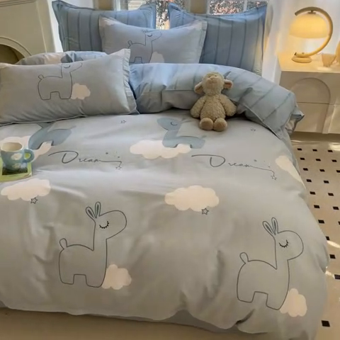 91家纺网 家纺一手货源 找家纺 铭成家纺 2024新款新疆棉喷气印花小清新系列四件套睡梦鹿