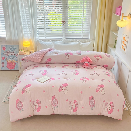 91家纺网 家纺一手货源 找家纺 莱登卡奴 2025春夏款A类针织棉三丽鸥豆豆被大豆被夏被场景1 甜心美乐蒂