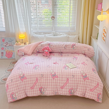 91家纺网 家纺一手货源 找家纺 莱登卡奴 2025春夏款A类针织棉三丽鸥豆豆被大豆被夏被场景1 乖乖美乐蒂