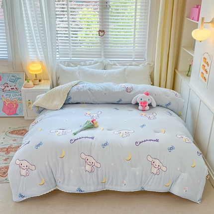 91家纺网 家纺一手货源 找家纺 莱登卡奴 2025春夏款A类针织棉三丽鸥豆豆被大豆被夏被场景1 晚安大耳狗