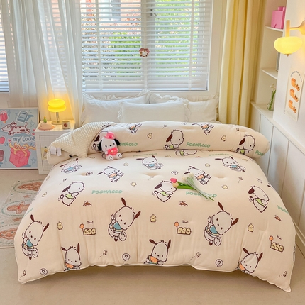 91家纺网 家纺一手货源 找家纺 莱登卡奴 2025春夏款A类针织棉三丽鸥豆豆被大豆被夏被场景1 派对帕恰狗