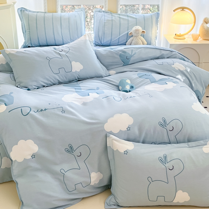 91家纺网 家纺一手货源 找家纺 铭成家纺 2024新款新疆棉喷气印花小清新系列四件套睡梦鹿