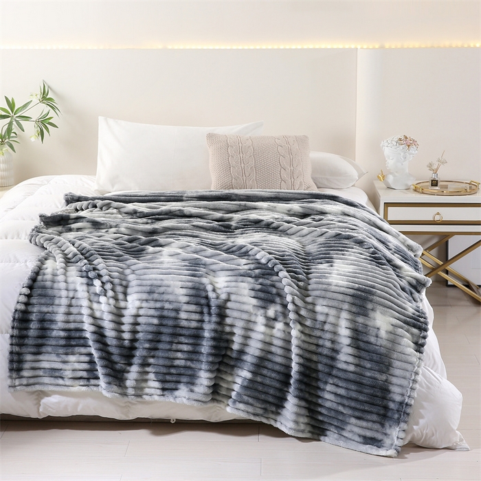 91家纺网 家纺一手货源 找家纺 巴木赫 2024新款260克扎染印花抽条毛毯毯子 石墨色