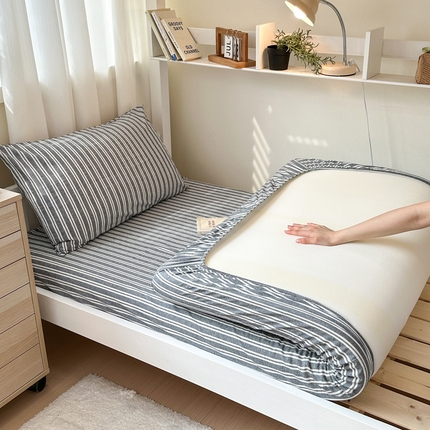 91家纺网 家纺一手货源 找家纺 2024新款全棉色织水洗棉学生床笠系列 宽窄条藏青灰