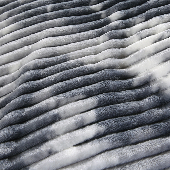 91家纺网 家纺一手货源 找家纺 巴木赫 2024新款260克扎染印花抽条毛毯毯子 石墨色