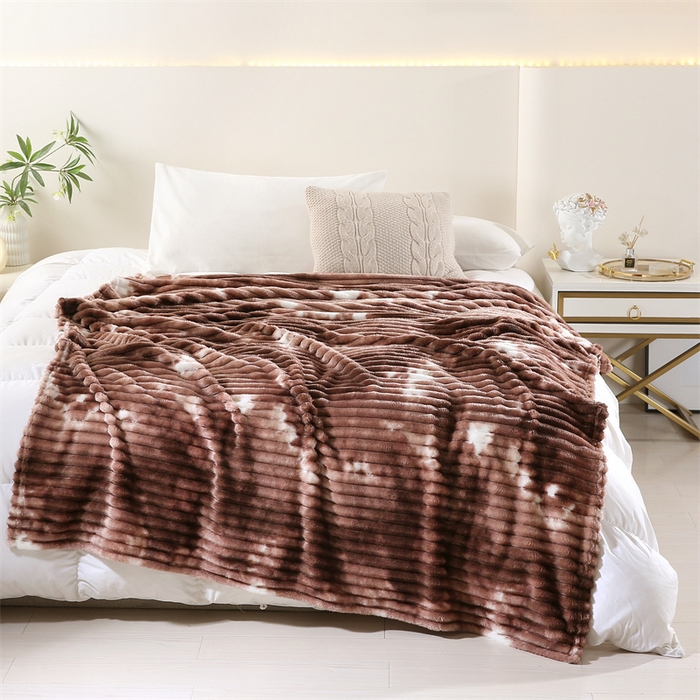 91家纺网 家纺一手货源 找家纺 巴木赫 2024新款260克扎染印花抽条毛毯毯子 棕咖