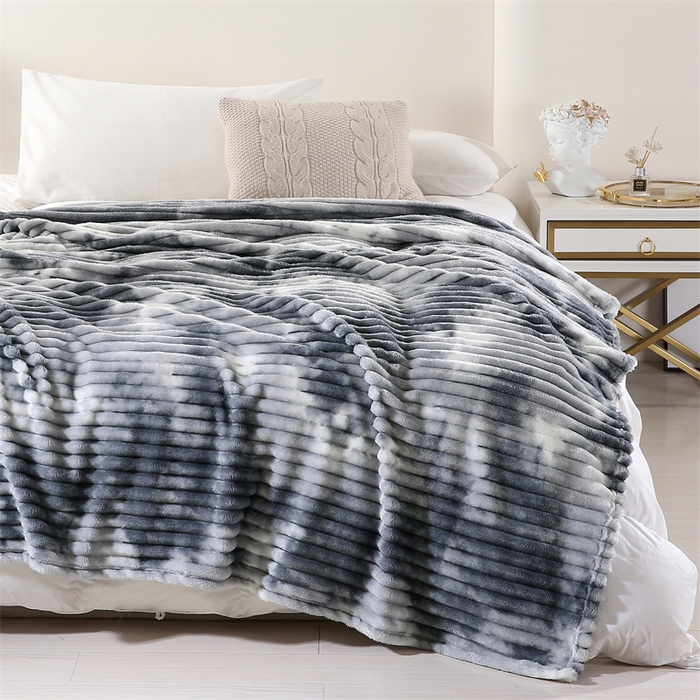 91家纺网 家纺一手货源 找家纺 巴木赫 2024新款260克扎染印花抽条毛毯毯子 石墨色