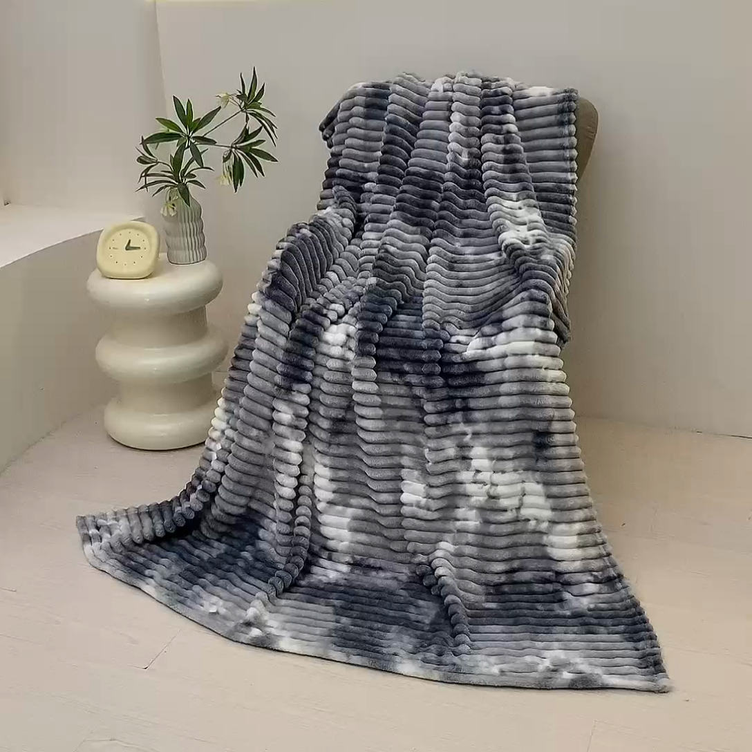 91家纺网 家纺一手货源 找家纺 巴木赫 2024新款260克扎染印花抽条毛毯毯子 石墨色