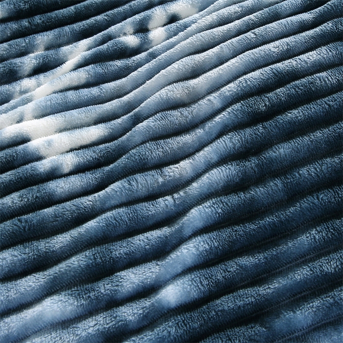 91家纺网 家纺一手货源 找家纺 巴木赫 2024新款260克扎染印花抽条毛毯毯子 海蓝色