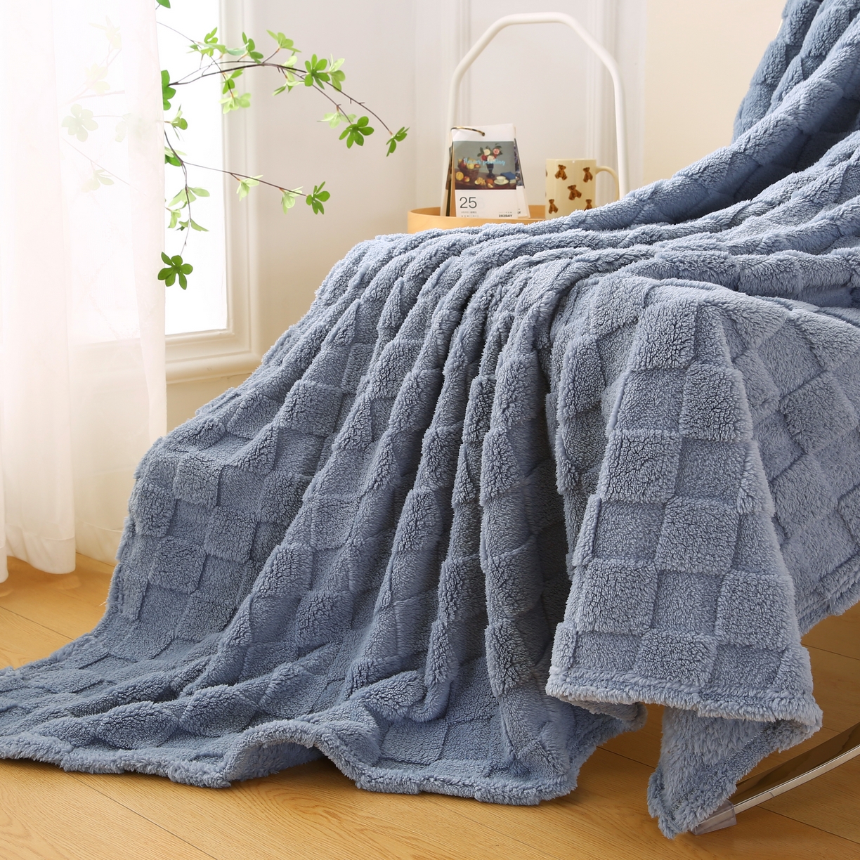 91家纺网 家纺一手货源 找家纺 巴木赫 2024新款塔芙绒面包格毛毯毯子 雾蓝