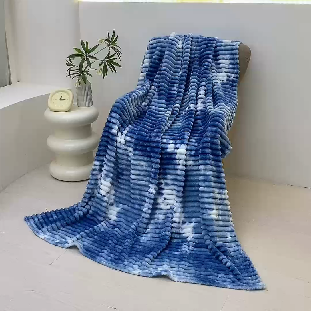91家纺网 家纺一手货源 找家纺 巴木赫 2024新款260克扎染印花抽条毛毯毯子 天空蓝
