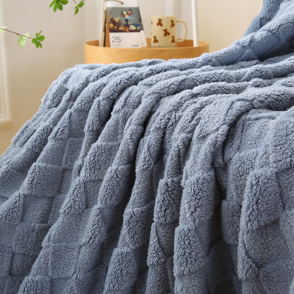 91家纺网 家纺一手货源 找家纺 巴木赫 2024新款塔芙绒面包格毛毯毯子 雾蓝