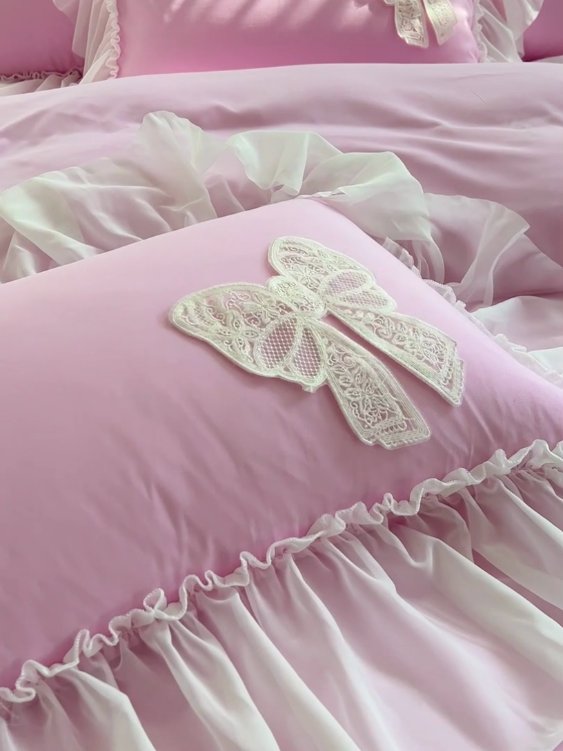 91家纺网 家纺一手货源 找家纺 言熙居家纺 2024新款韩版贴布绣雪纺花边床盖款四件套-初恋 初恋-粉