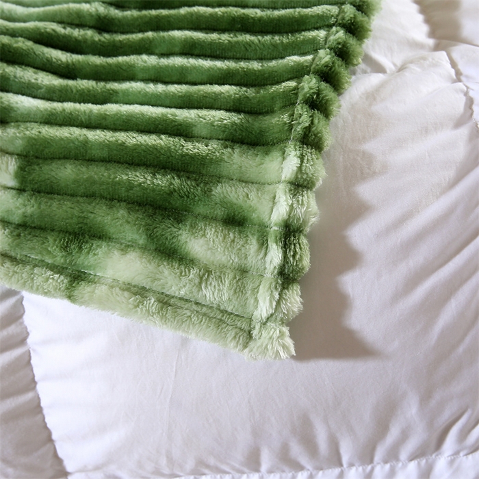 91家纺网 家纺一手货源 找家纺 巴木赫 2024新款260克扎染印花抽条毛毯毯子 草绿