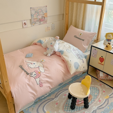 沐辰 2024新款正版学生床三丽鸥+迪士尼毛巾绣绣花四件套 快乐云朵狗-浅粉