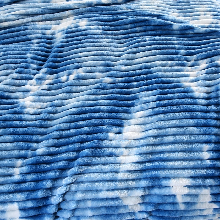 91家纺网 家纺一手货源 找家纺 巴木赫 2024新款260克扎染印花抽条毛毯毯子 天空蓝