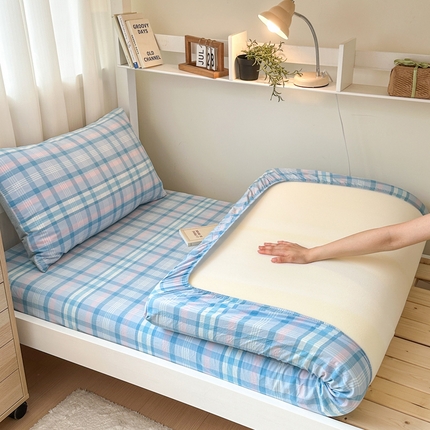 91家纺网 家纺一手货源 找家纺 2024新款全棉色织水洗棉学生床笠系列 繁花蓝