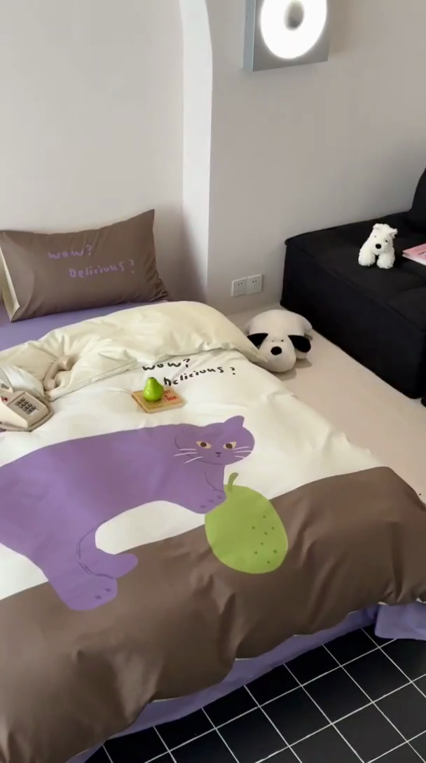 91家纺网 家纺一手货源 找家纺 艾沁家纺 2024新款40S全棉贡缎数码印花水洗棉四件套 紫猫