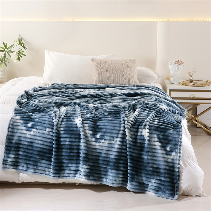 91家纺网 家纺一手货源 找家纺 巴木赫 2024新款260克扎染印花抽条毛毯毯子 海蓝色