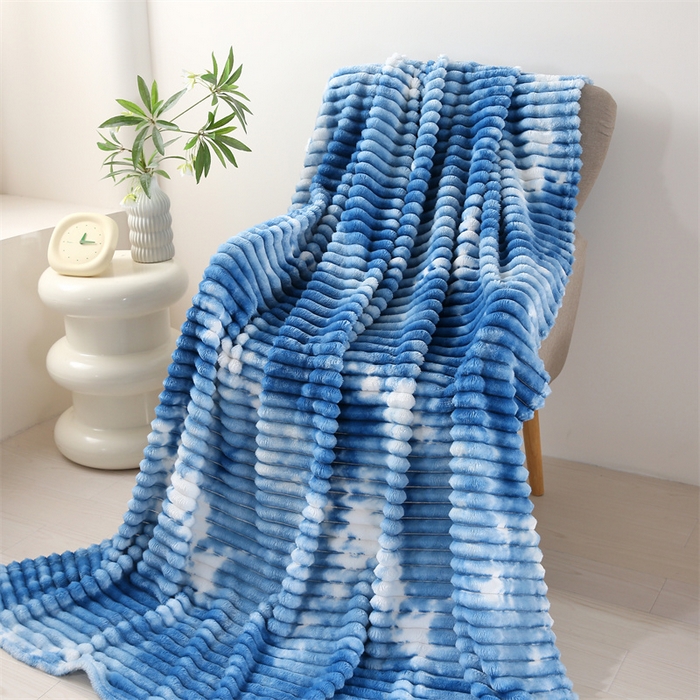 91家纺网 家纺一手货源 找家纺 巴木赫 2024新款260克扎染印花抽条毛毯毯子 天空蓝