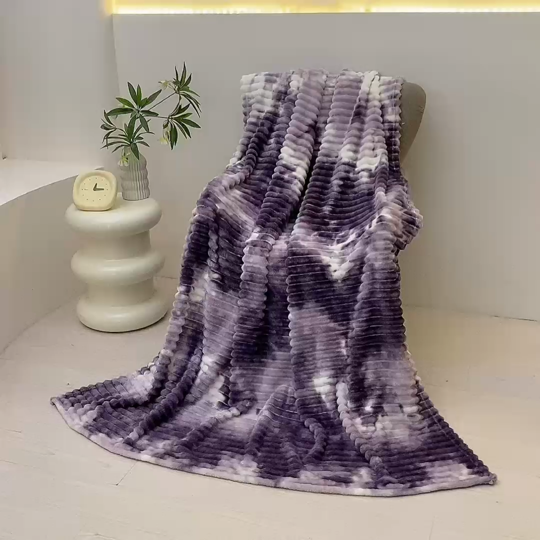 91家纺网 家纺一手货源 找家纺 巴木赫 2024新款260克扎染印花抽条毛毯毯子 深紫