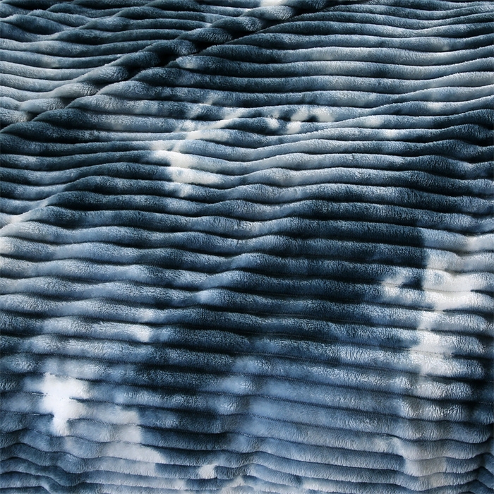 91家纺网 家纺一手货源 找家纺 巴木赫 2024新款260克扎染印花抽条毛毯毯子 海蓝色