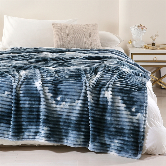 91家纺网 家纺一手货源 找家纺 巴木赫 2024新款260克扎染印花抽条毛毯毯子 海蓝色