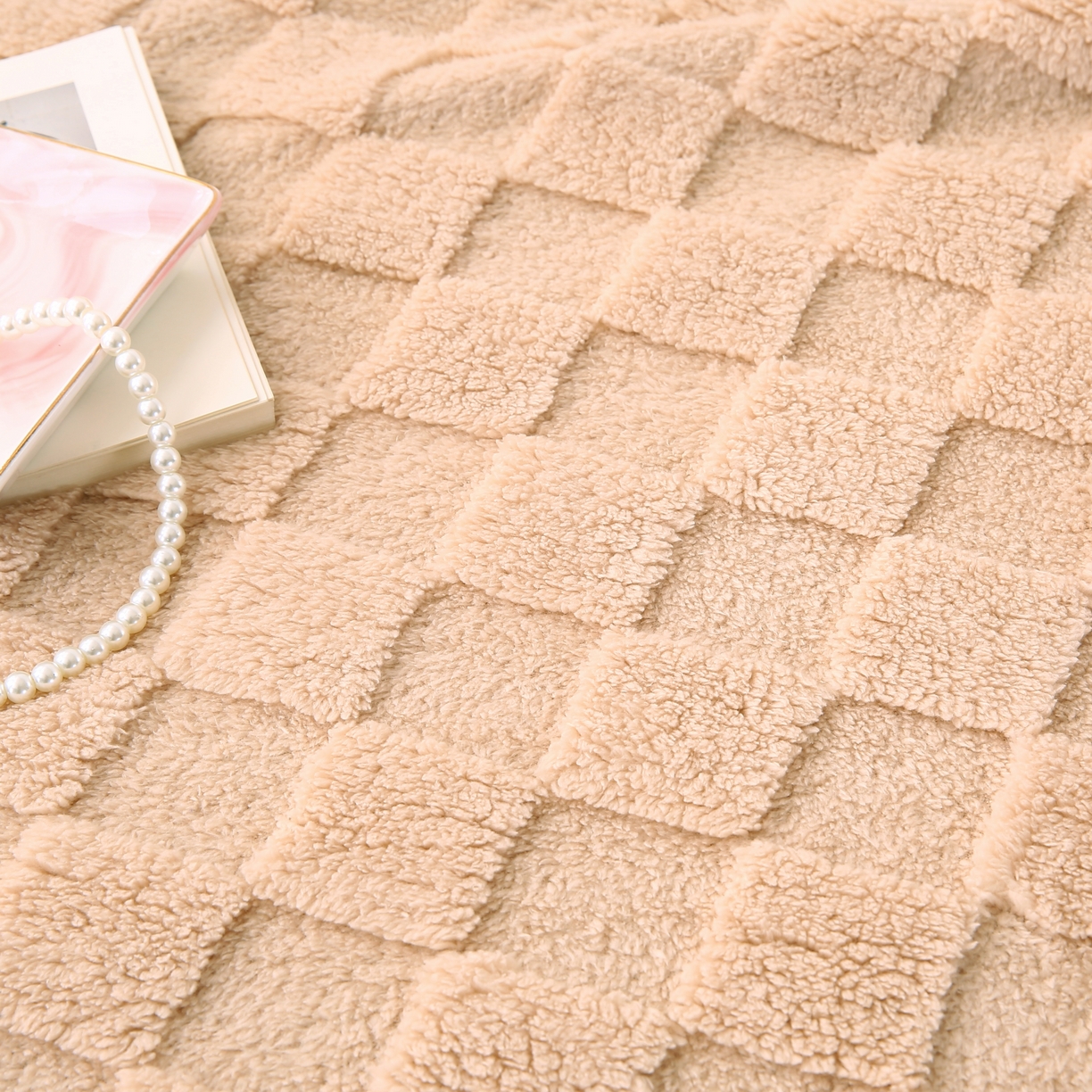 91家纺网 家纺一手货源 找家纺 巴木赫 2024新款塔芙绒面包格毛毯毯子 米咖