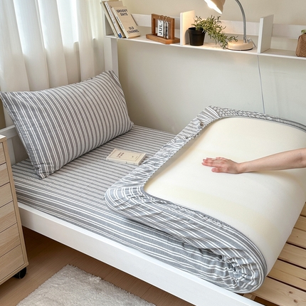 91家纺网 家纺一手货源 找家纺 2024新款全棉色织水洗棉学生床笠系列 宽窄条浅灰