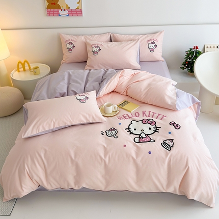 91家纺网 家纺一手货源 找家纺 卧趣家纺 2024秋冬新品三丽鸥毛巾绣全棉磨毛卡通四件套系列 甜味kitty
