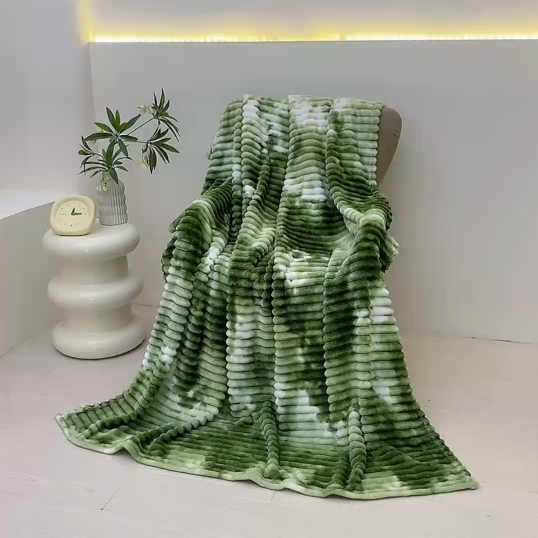 91家纺网 家纺一手货源 找家纺 巴木赫 2024新款260克扎染印花抽条毛毯毯子 草绿