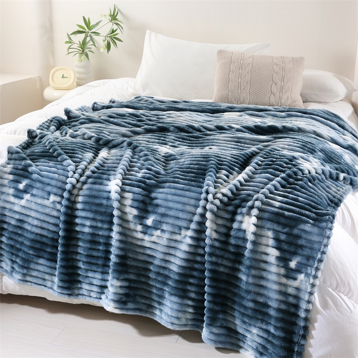 91家纺网 家纺一手货源 找家纺 巴木赫 2024新款260克扎染印花抽条毛毯毯子 海蓝色