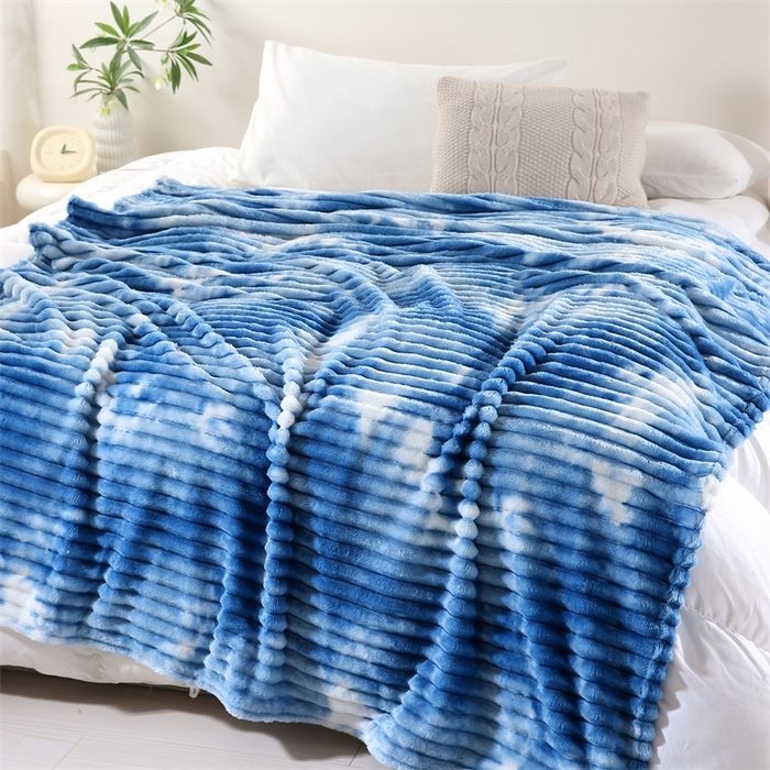 91家纺网 家纺一手货源 找家纺 巴木赫 2024新款260克扎染印花抽条毛毯毯子 天空蓝