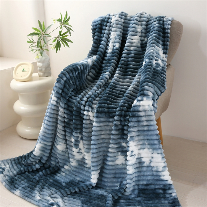 91家纺网 家纺一手货源 找家纺 巴木赫 2024新款260克扎染印花抽条毛毯毯子 海蓝色