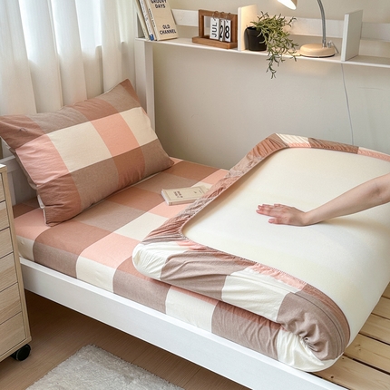 91家纺网 家纺一手货源 找家纺 2024新款全棉色织水洗棉学生床笠系列 粉大格