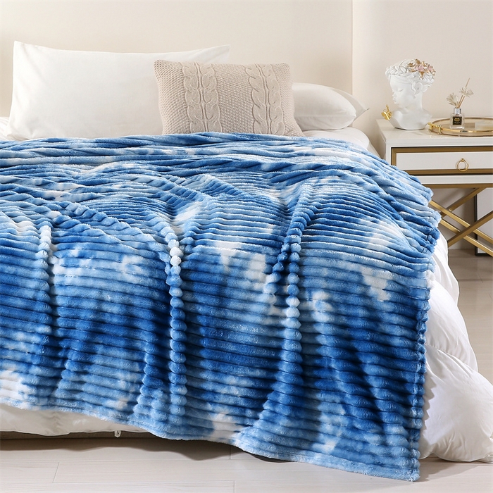 91家纺网 家纺一手货源 找家纺 巴木赫 2024新款260克扎染印花抽条毛毯毯子 天空蓝