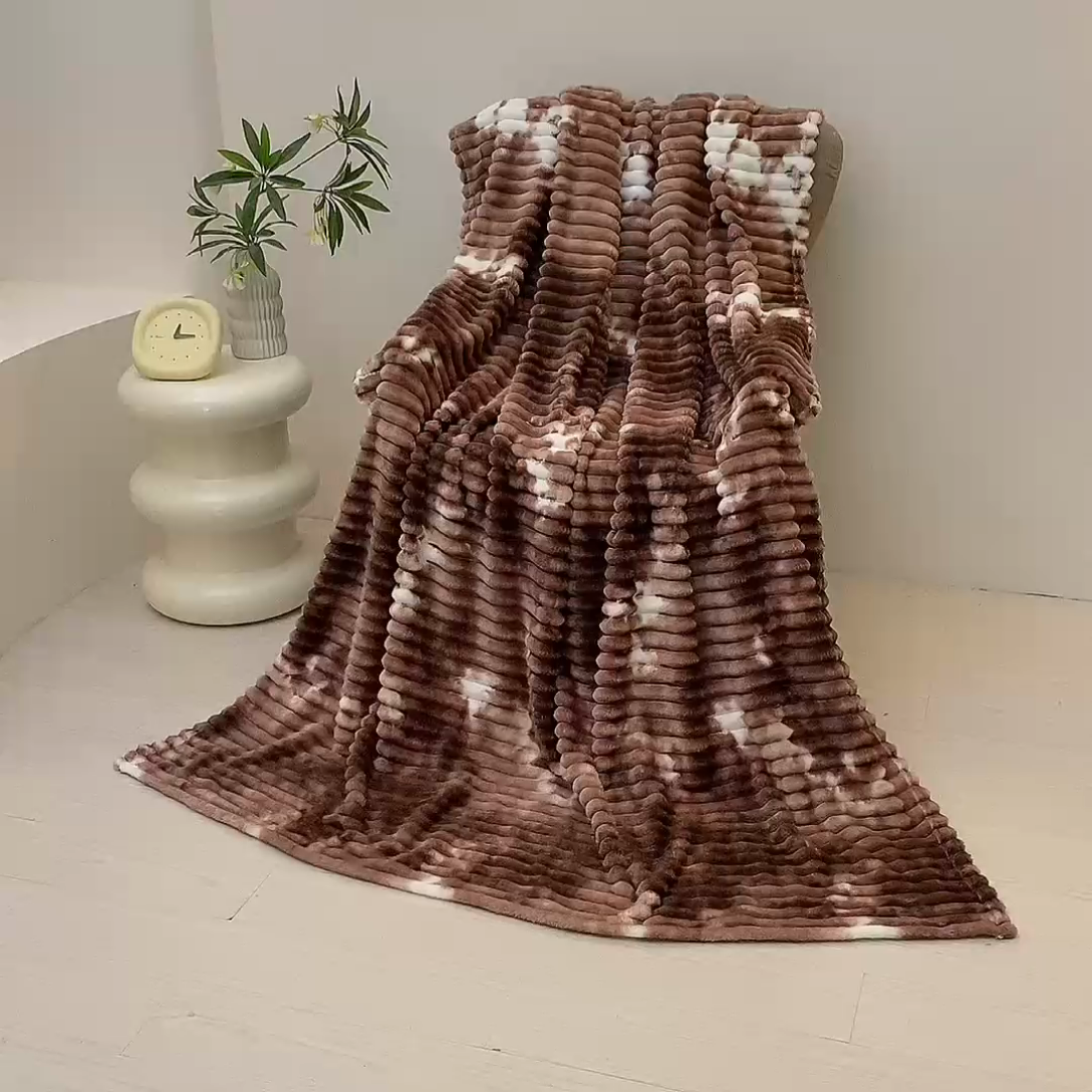 91家纺网 家纺一手货源 找家纺 巴木赫 2024新款260克扎染印花抽条毛毯毯子 棕咖