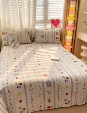 91家纺网 家纺一手货源 找家纺 名兮家居 2024年新款全棉床单 草莓兔兔