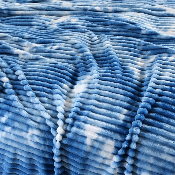 91家纺网 家纺一手货源 找家纺 巴木赫 2024新款260克扎染印花抽条毛毯毯子 天空蓝