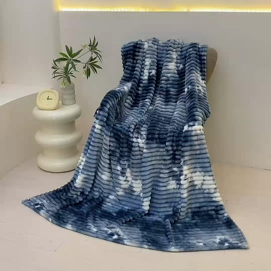 91家纺网 家纺一手货源 找家纺 巴木赫 2024新款260克扎染印花抽条毛毯毯子 海蓝色
