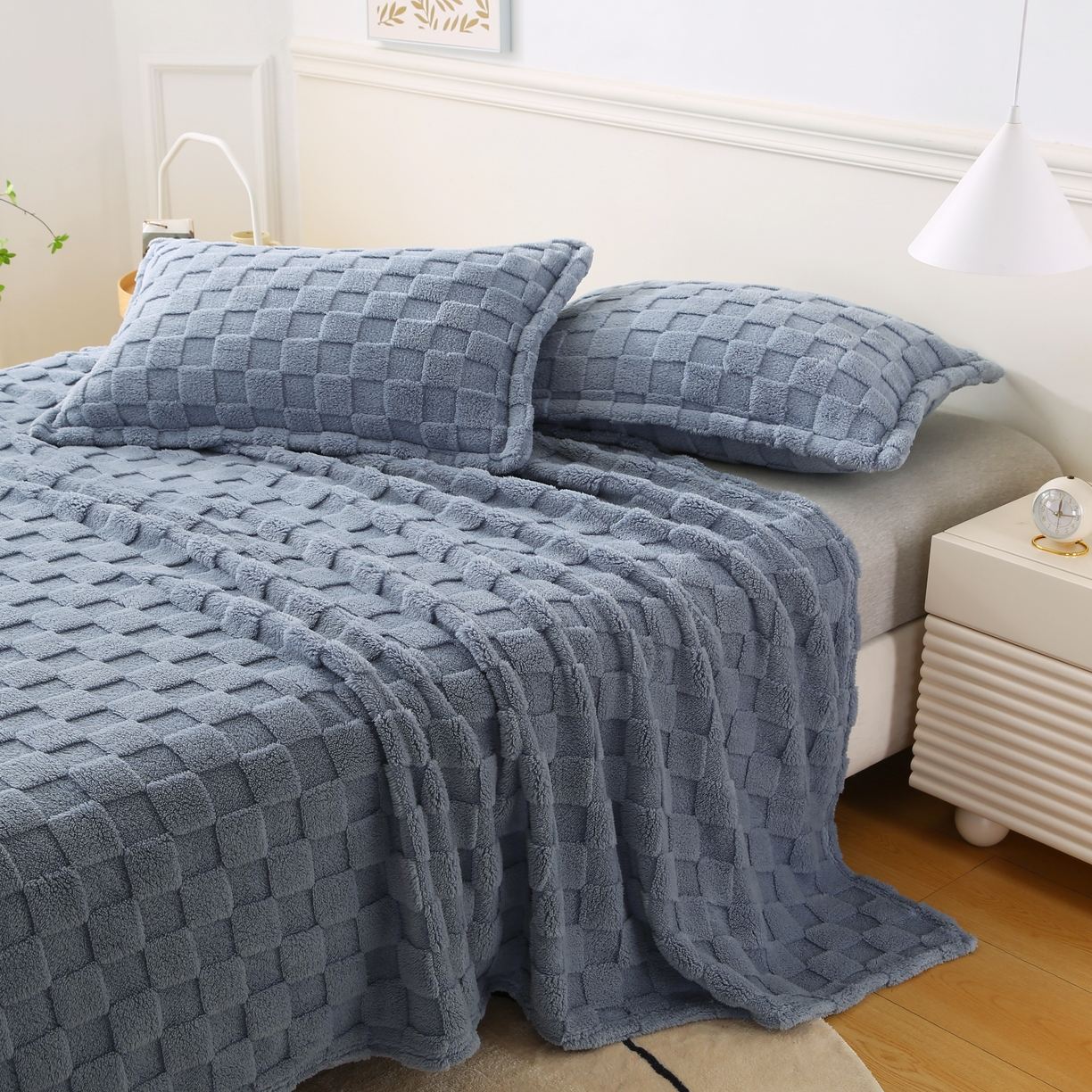 91家纺网 家纺一手货源 找家纺 巴木赫 2024新款塔芙绒面包格毛毯毯子 雾蓝