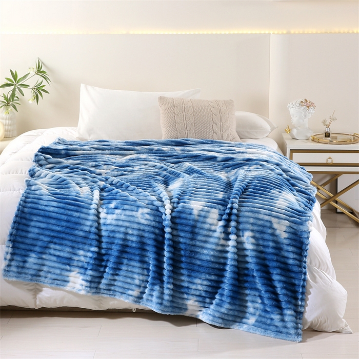 91家纺网 家纺一手货源 找家纺 巴木赫 2024新款260克扎染印花抽条毛毯毯子 天空蓝