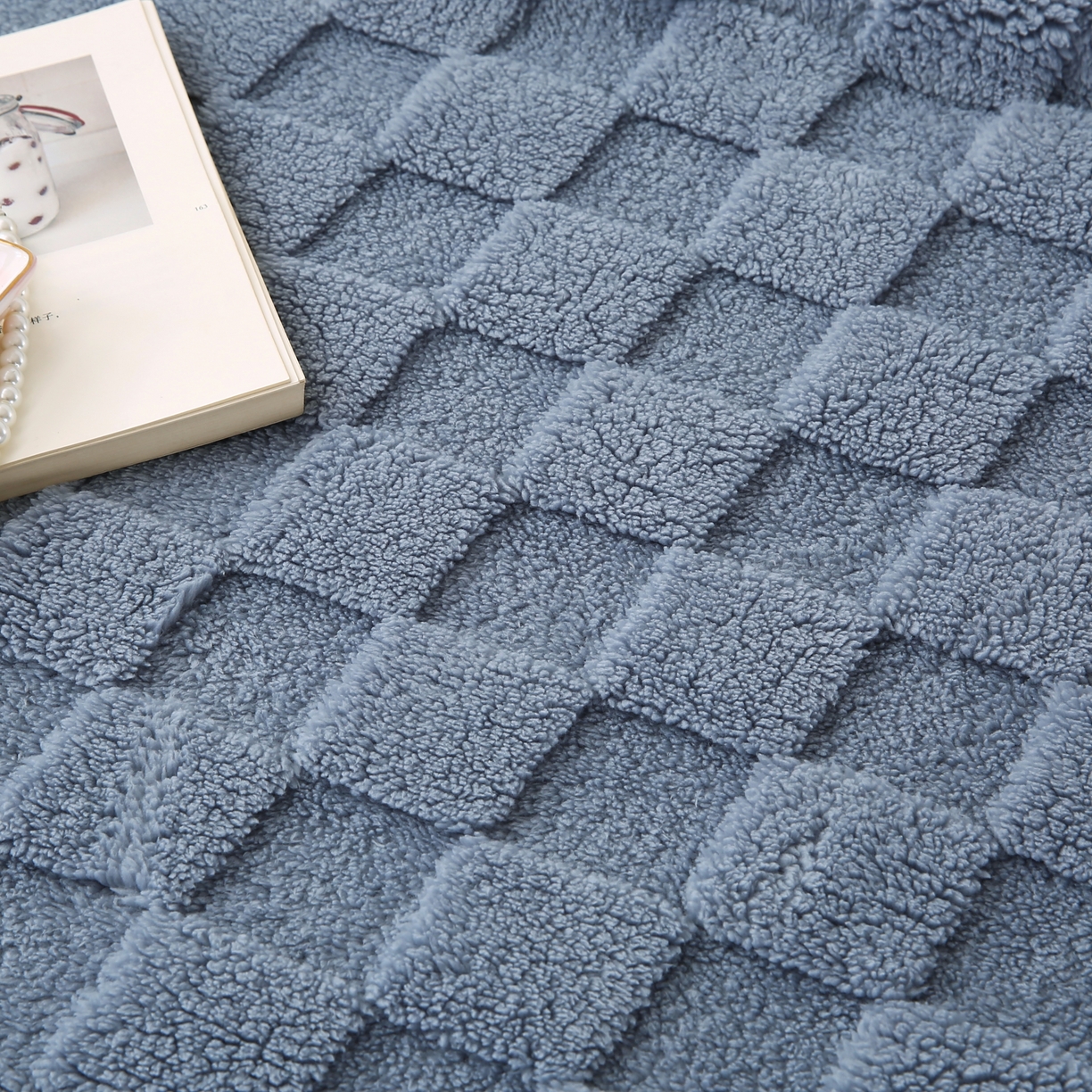 91家纺网 家纺一手货源 找家纺 巴木赫 2024新款塔芙绒面包格毛毯毯子 雾蓝