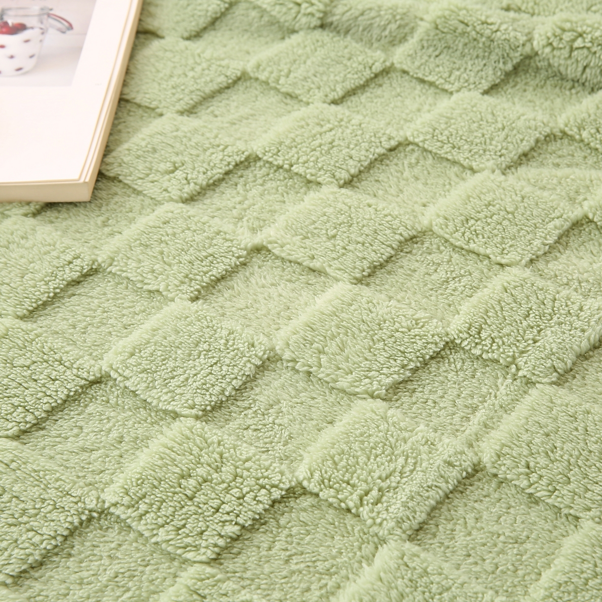 91家纺网 家纺一手货源 找家纺 巴木赫 2024新款塔芙绒面包格毛毯毯子 抹茶绿