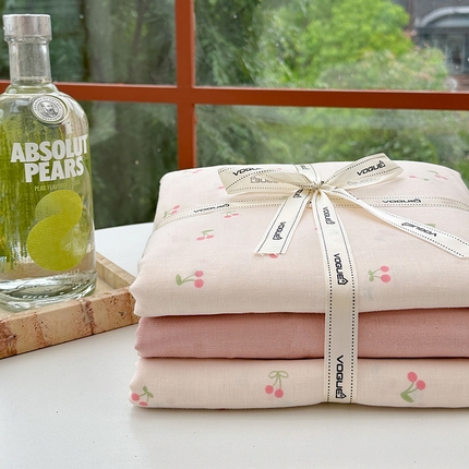 91家纺网 家纺一手货源 找家纺 麦伦 2024春夏新品全棉有氧双层纱印花系列四件套-叠拍图（2） 小樱桃粉