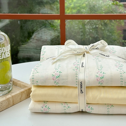 91家纺网 家纺一手货源 找家纺 麦伦 2024春夏新品全棉有氧双层纱印花系列四件套-叠拍图（2） 枕边话