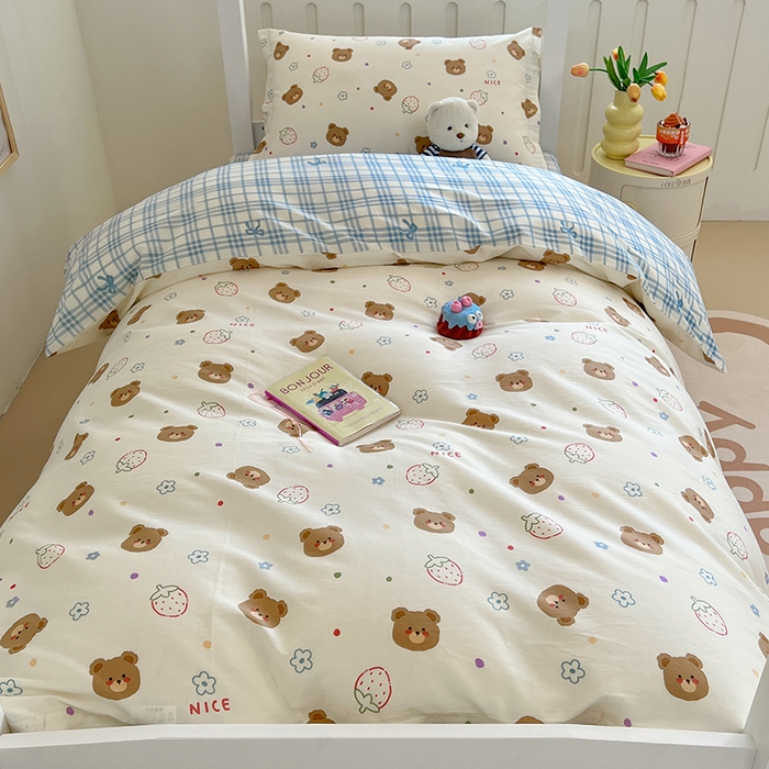 91家纺网 家纺一手货源 找家纺 绵庭家纺 2024新款全棉印花学生季宿舍三件套 草莓萌熊